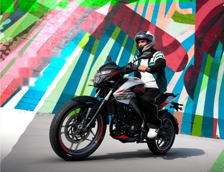Moto Bajaj frente a un mural
