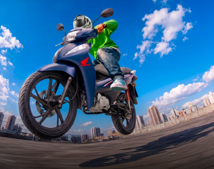 Moto Honda Biz en la ciudad