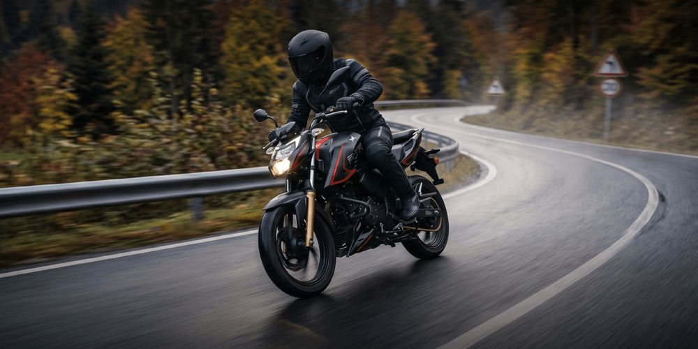 Moto TVS en una ruta de montaña