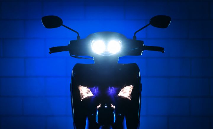 Moto Yamaha de frente con las luces encendidas